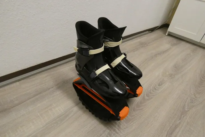 2 Paar Sprungstelzen / Kangoo Jumps, schwarz/orange